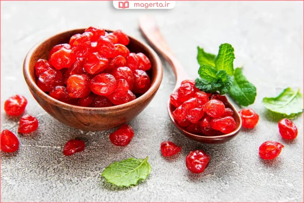 آلبالوهای تازه و قرمز شستهشده در ظرف بزرگ آماده برای پخت ترشک