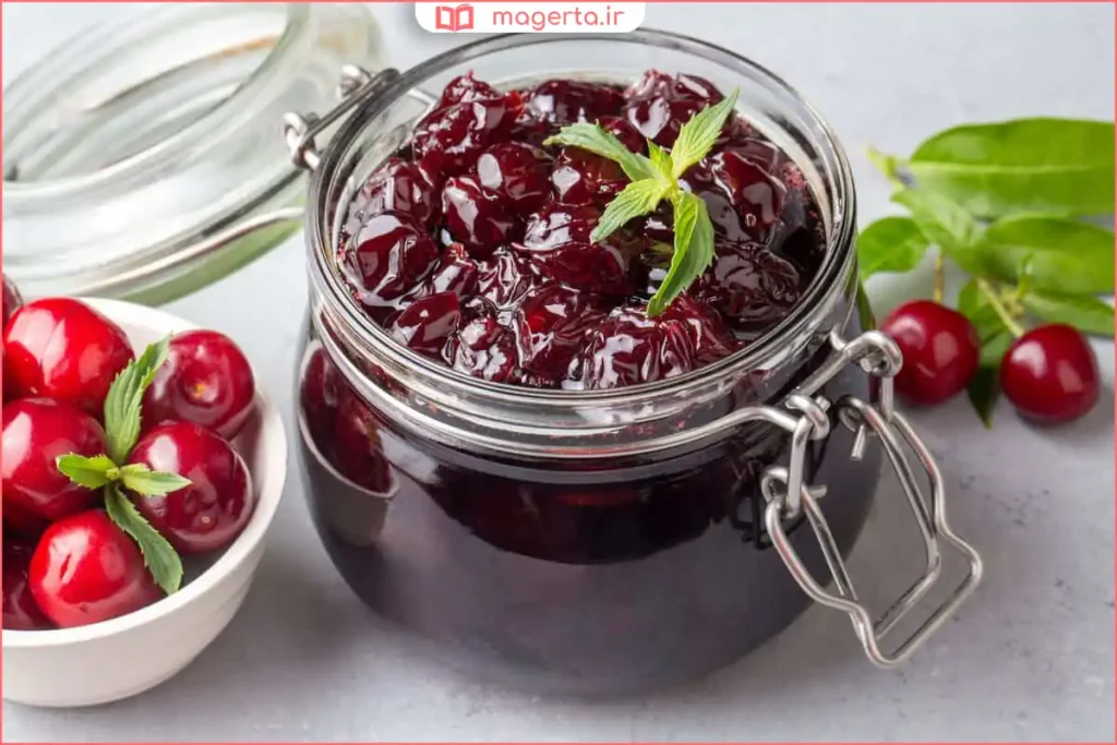 کاسه کوچک ترشک آلبالو خانگی سرو شده با طعم ترش و خوشرنگ