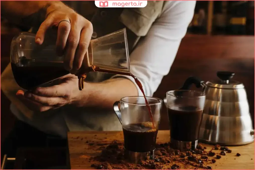 باریستا در حال فومگیری شیر برای تهیه لاته حرفهای