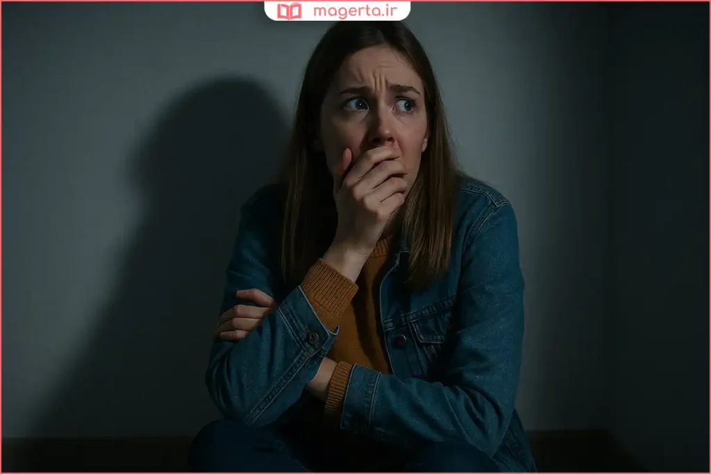 تصویر نمادین از فردی که از تاریکی به سمت نور قدم برمی‌دارد