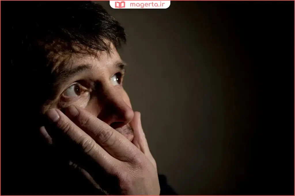 مشاور روان‌شناس در حال گفت‌وگو با مراجع درباره ترس و اضطراب