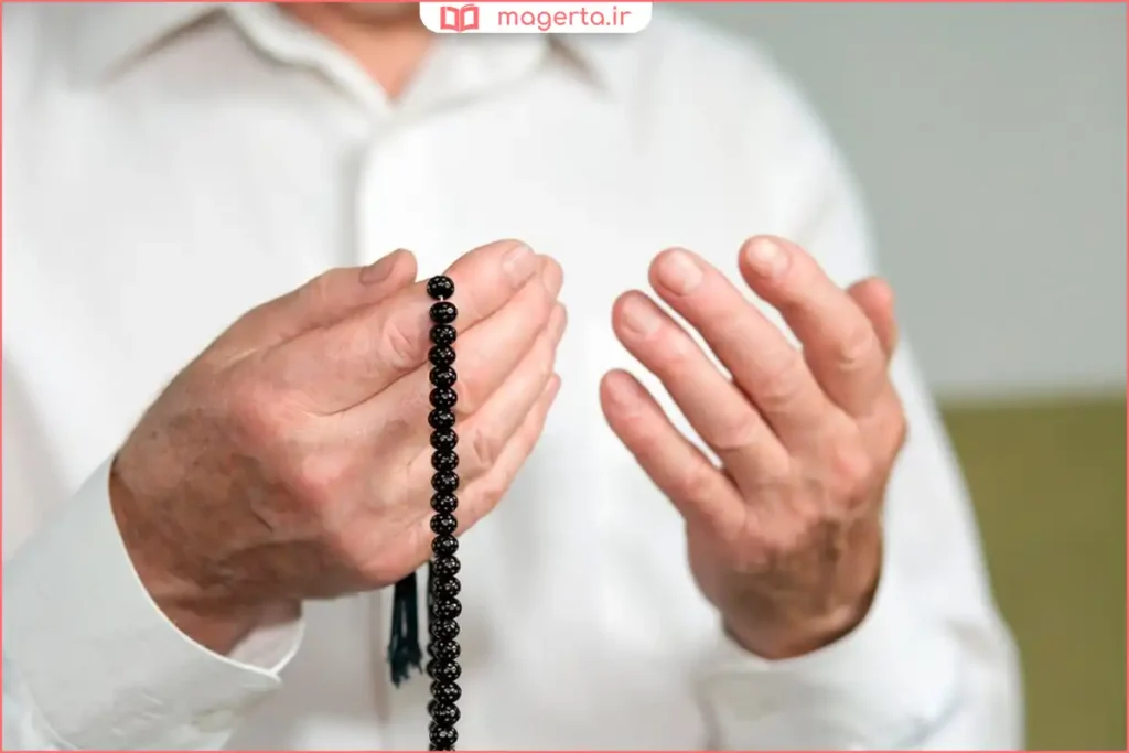 فردی در حال گرفتن تسبیح در دست برای انجام استخاره با نیت قلبی