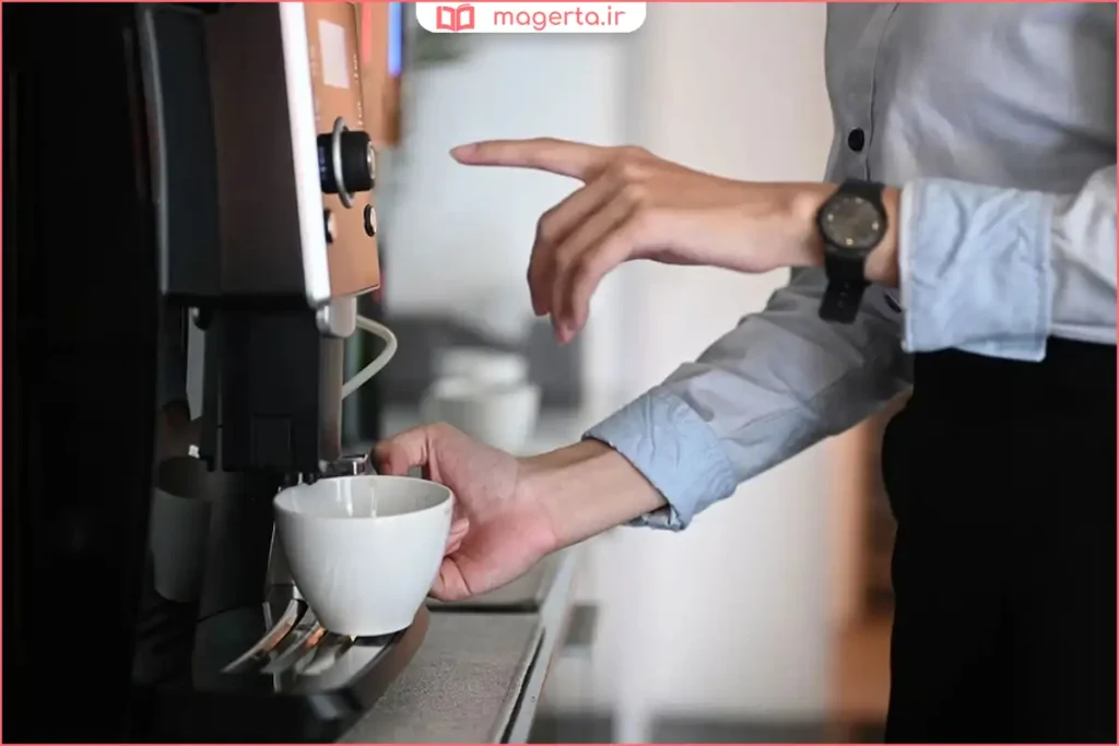 خروج قهوه داغ از نازل دستگاه به داخل فنجان سرامیکی