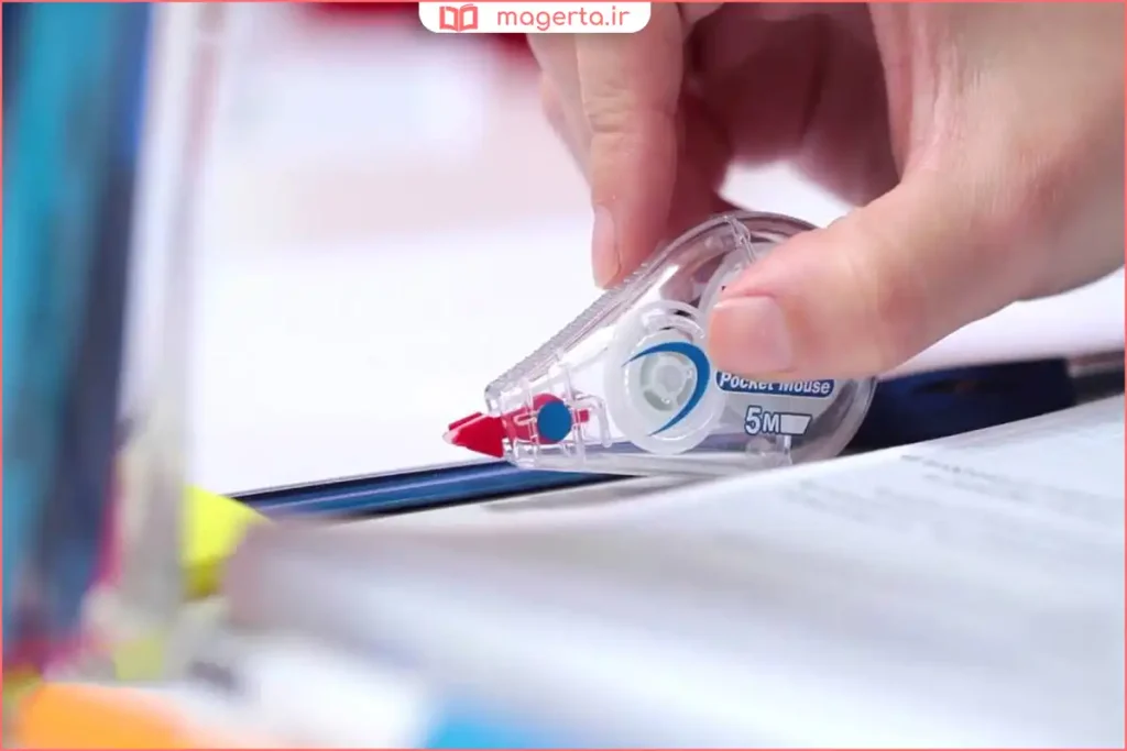 نمای نزدیک از نوک غلطگیر نواری در تماس با کاغذ سفید