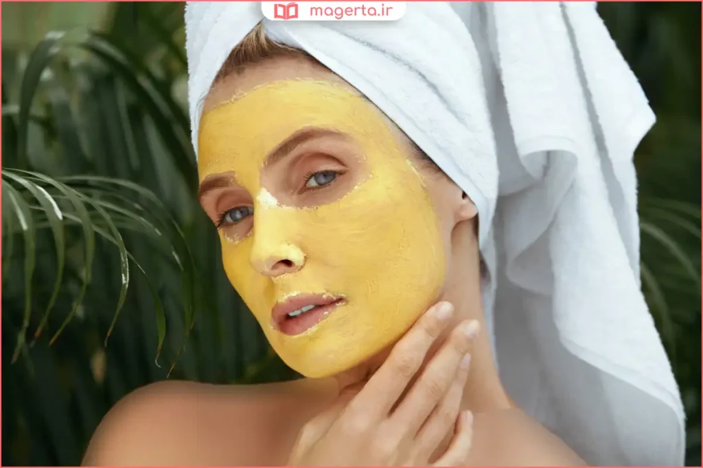 زن جوانی با ماسک زردچوبه روی صورت در حال استراحت در خانه