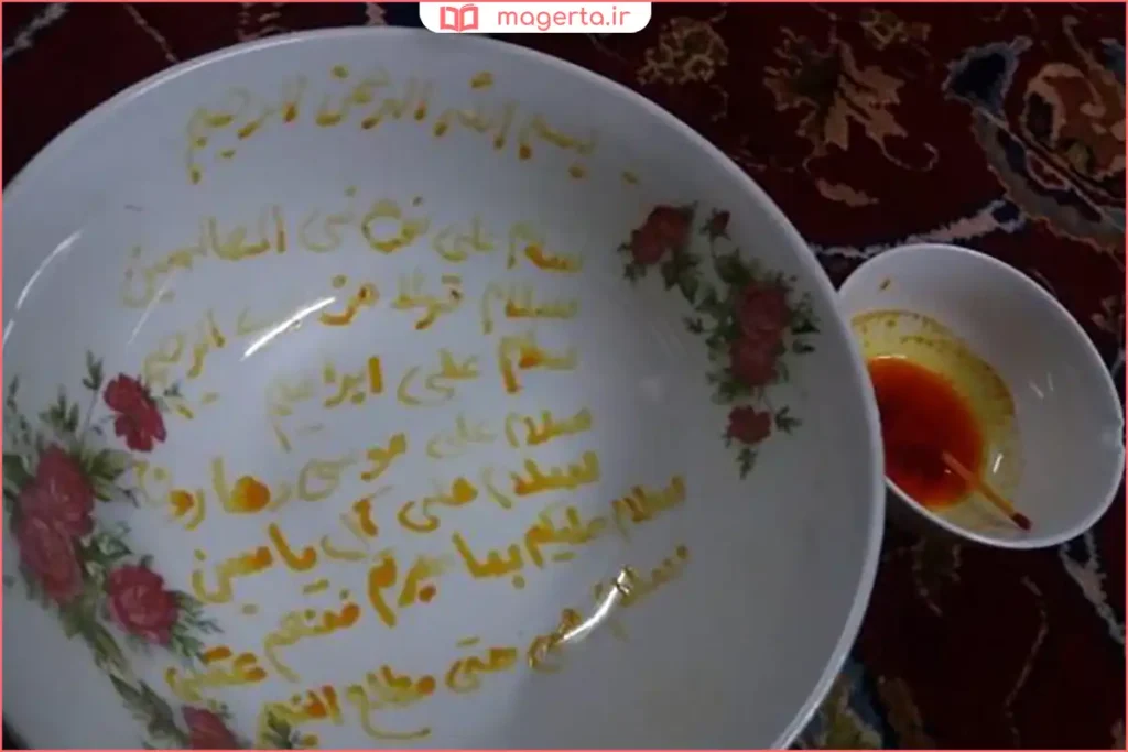 قلممو آغشته به زعفران در حال نوشتن خطوط طلایی روی برگه سفید