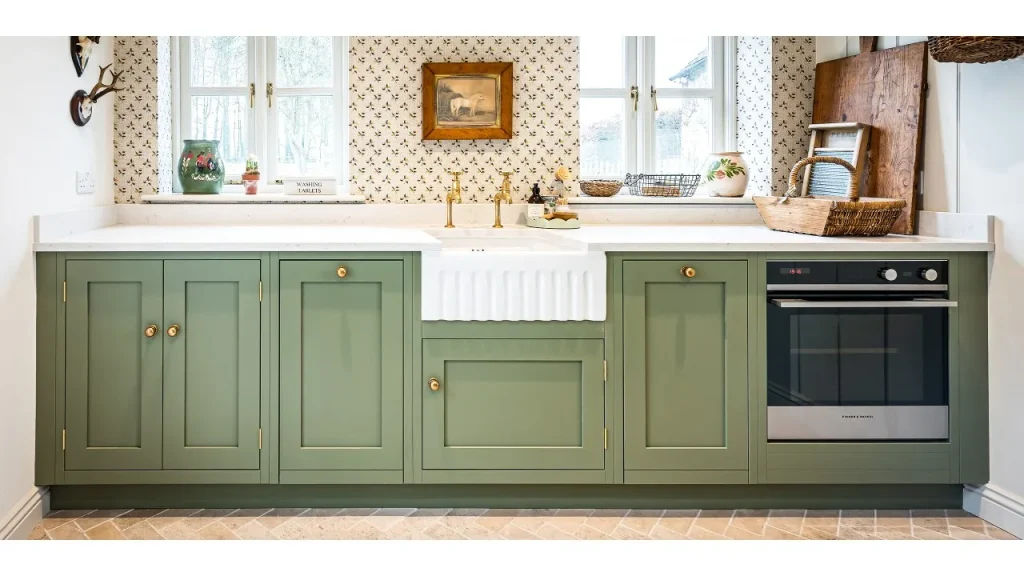 کابینت نئوکلاسیک سبز با دستگیره دکمهای