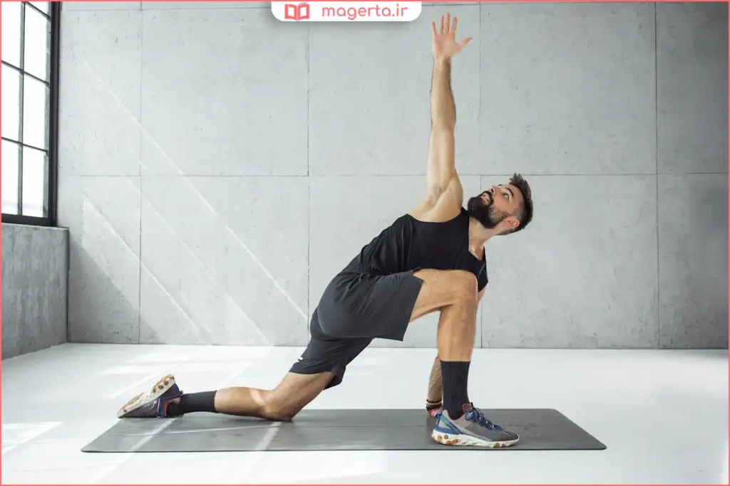 مرد جوان در حال انجام تمرین کششی برای افزایش قد