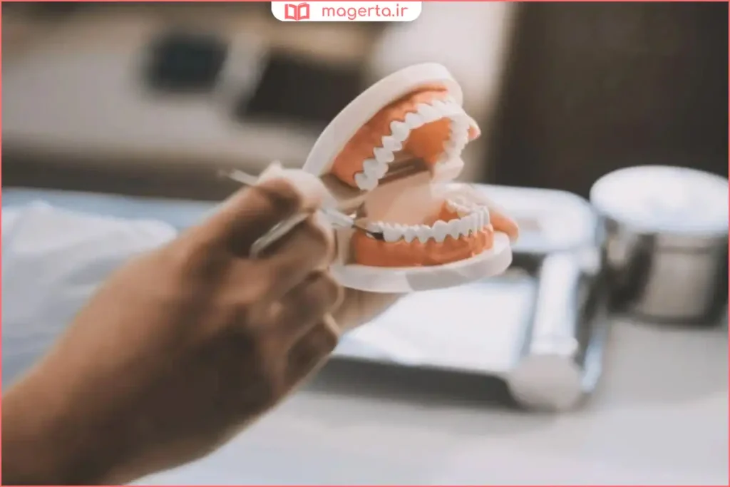 دندان مصنوعی آماده و درخشان قرار گرفته روی سینی استریل