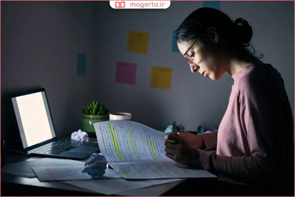 دانشجو در حال استفاده از لپتاپ برای یادگیری آنلاین