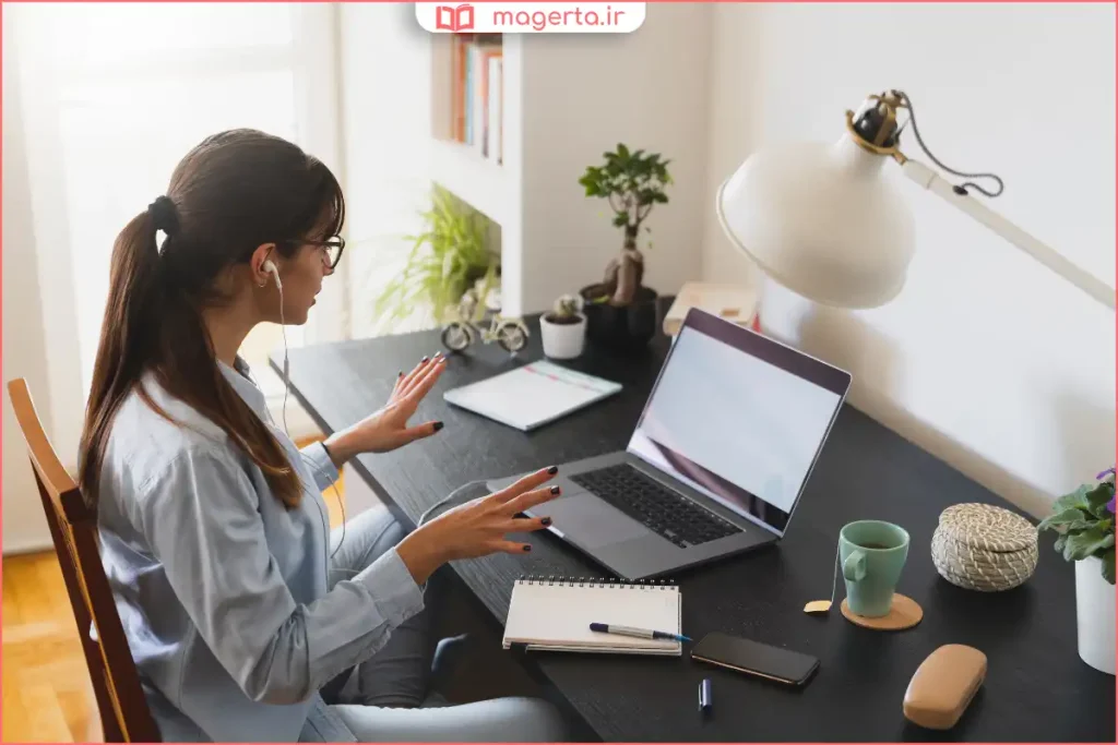 خانمی در حال مطالعه کتاب و یادگیری مهارتهای جدید در خانه