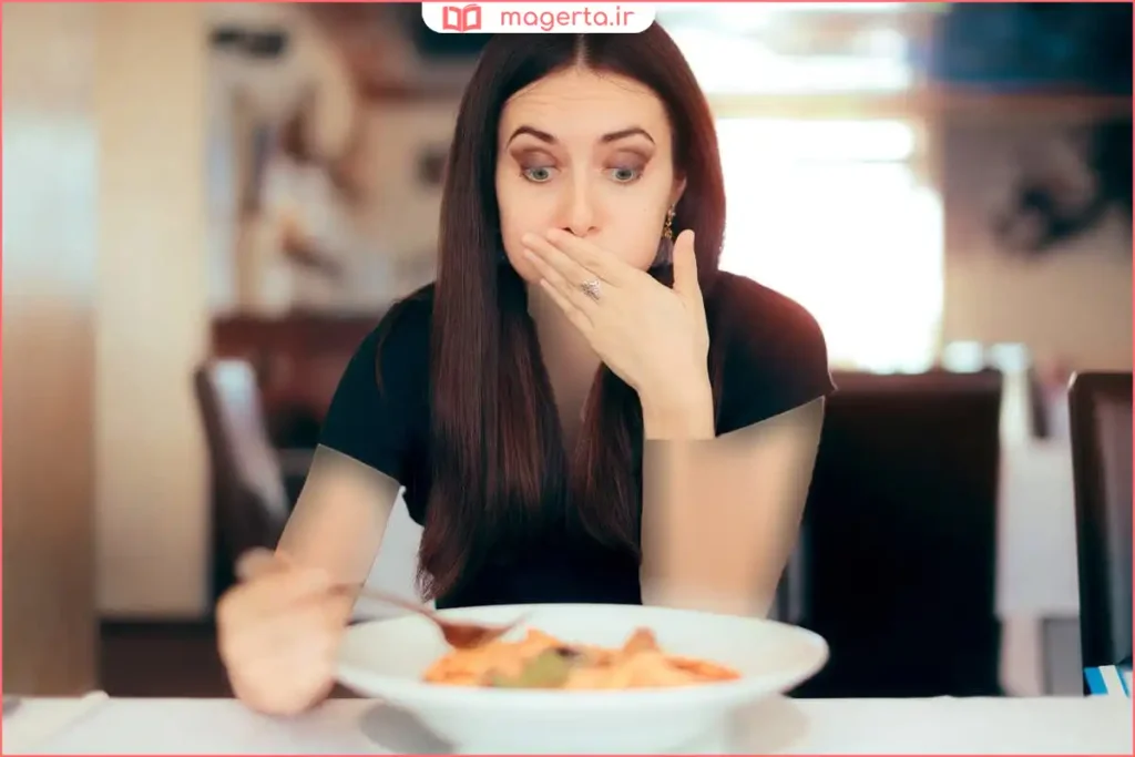 بیمار در حال نوشیدن آب و مایعات شفاف برای جلوگیری از کمآبی بدن