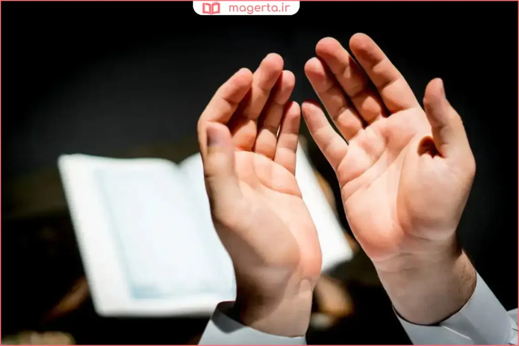 فردی در حال دعا و طلب آمرزش برای عزیز از دست‌رفته در آرامستان
