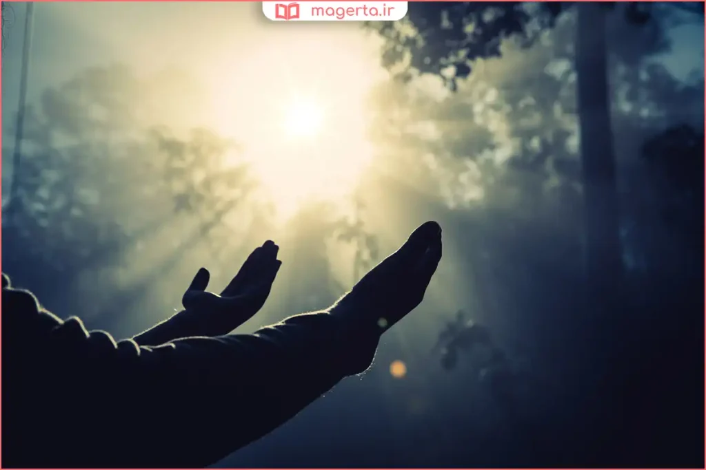 فردی در حال خواندن دعا و تسبیح برای شادی روح اموات در آرامستان