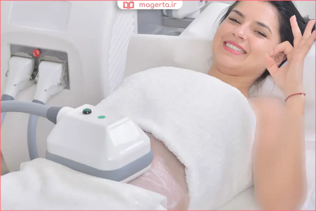 دستگاه لیزر لیپولیز در حال فرمدهی به ناحیه شکم بیمار