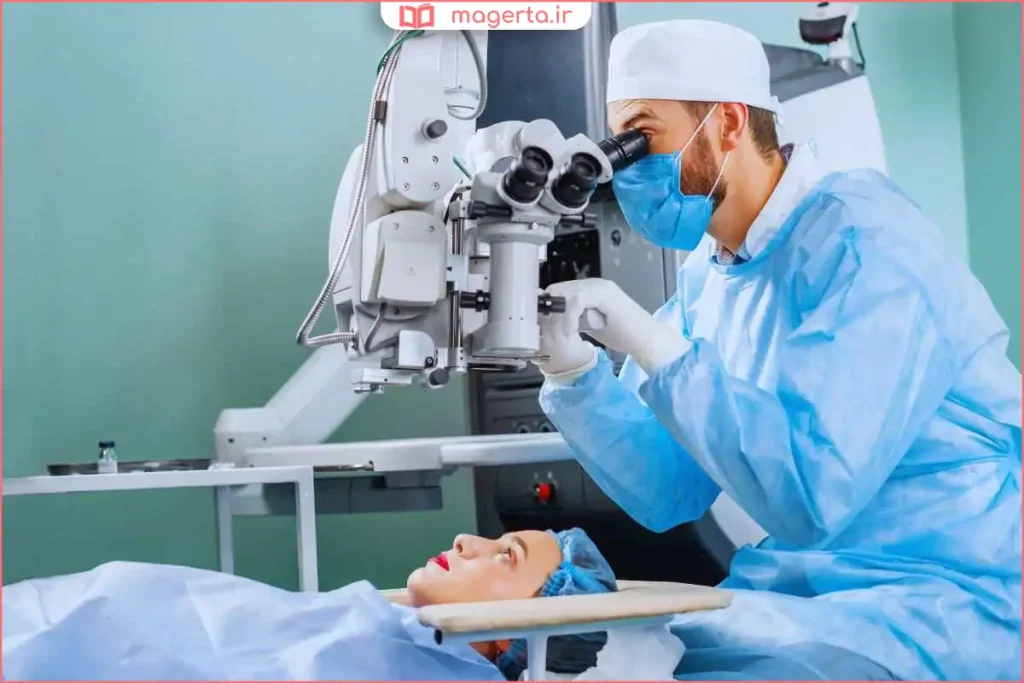 جراح چشم در حال انجام جراحی آب مروارید با دستگاه لیزر پیشرفته