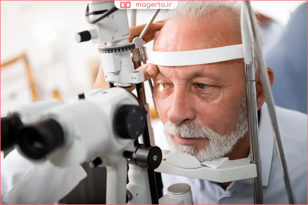 نمای نزدیک از چشم بیمار حین جراحی فیکوامولسیفیکیشن