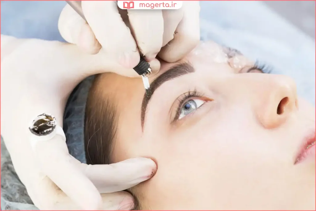 متخصص زیبایی در حال طراحی فیبروز ابرو با قلم میکروبلیدینگ