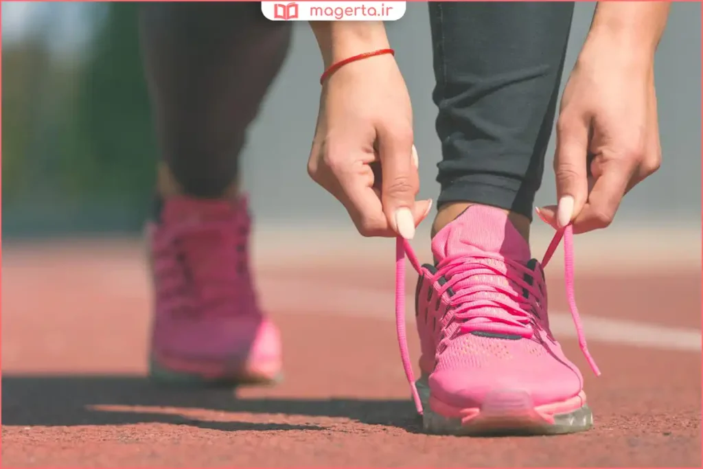 نمای نزدیک از دستهایی در حال گرهزدن بند کفش به روش خلاقانه