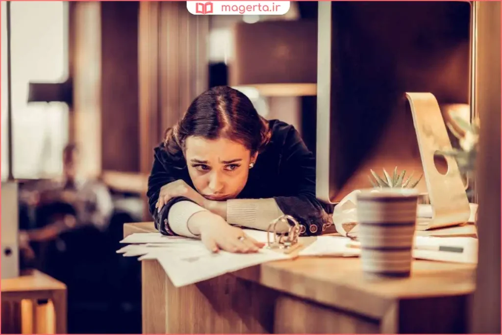 خواندن کتاب مورد علاقه روی مبل برای گذراندن وقت مفید در خانه