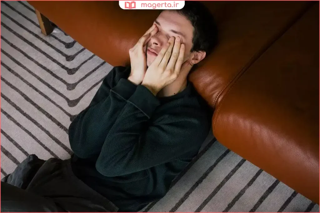 گوش دادن به موسیقی با هدفون و استراحت در محیط آرام