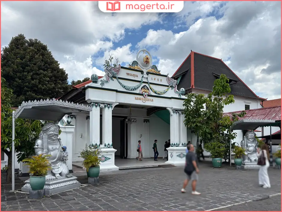 قصر کراتون و تامان ساری