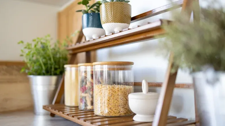 قفسه دوطبقه روی پیشخوان