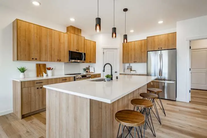 چراغهای آویز بالای جزیره آشپزخانه