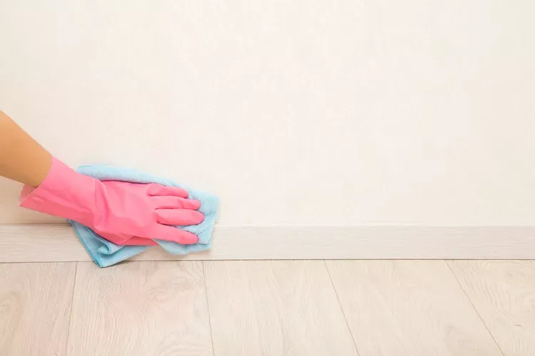 تمیز کردن قرنیزهای خانه