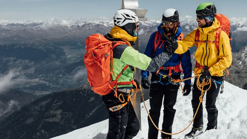 خرید پوشاک کوهنوردی