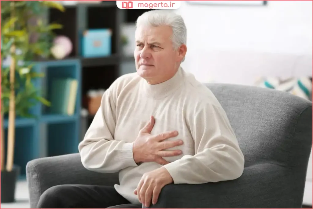 قرار دادن دست روی قفسه سینه برای بررسی علائم حیاتی