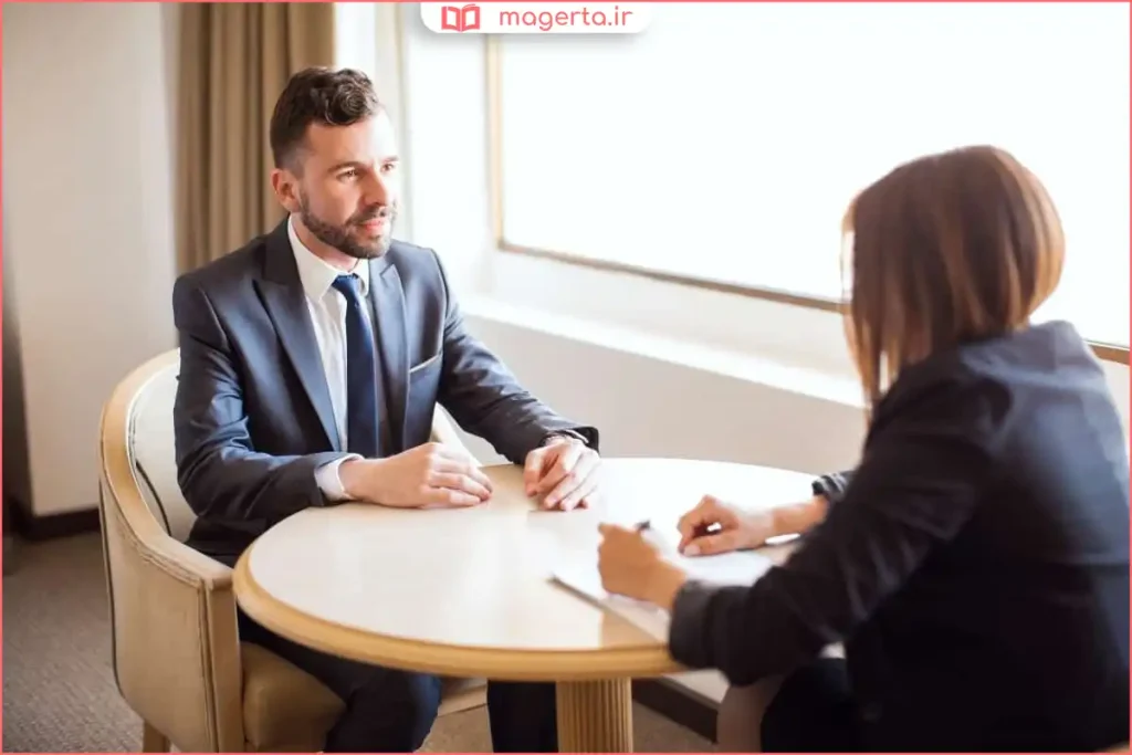 فروشنده در حال لبخند زدن و خوشآمدگویی به مشتری