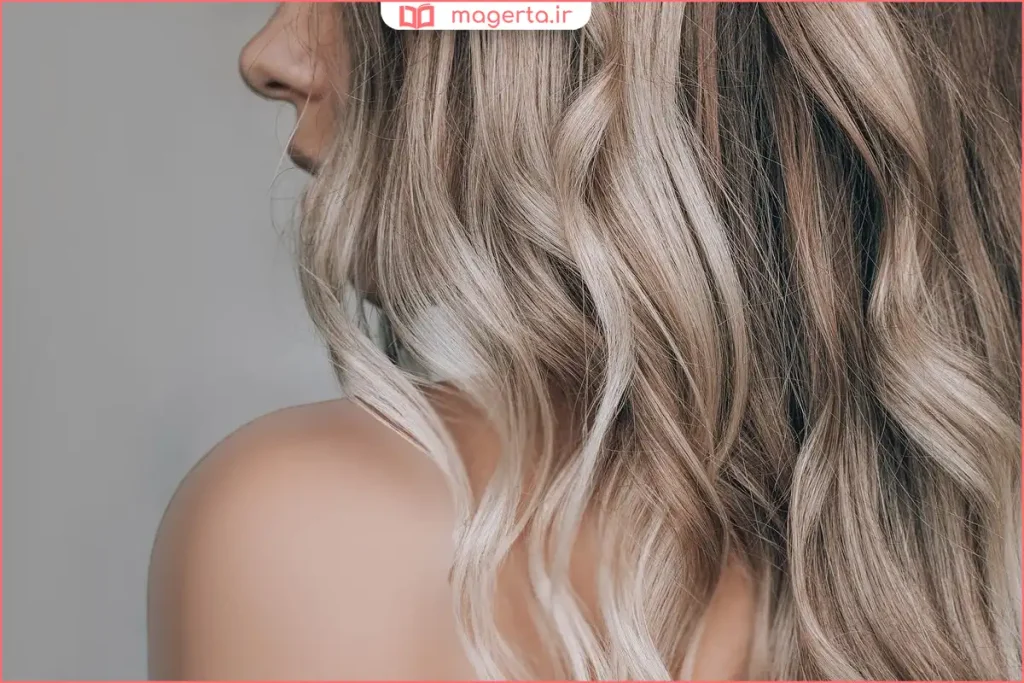 زمینه بلوند تیره با هایلایت روشن برای ایجاد بعد و درخشش