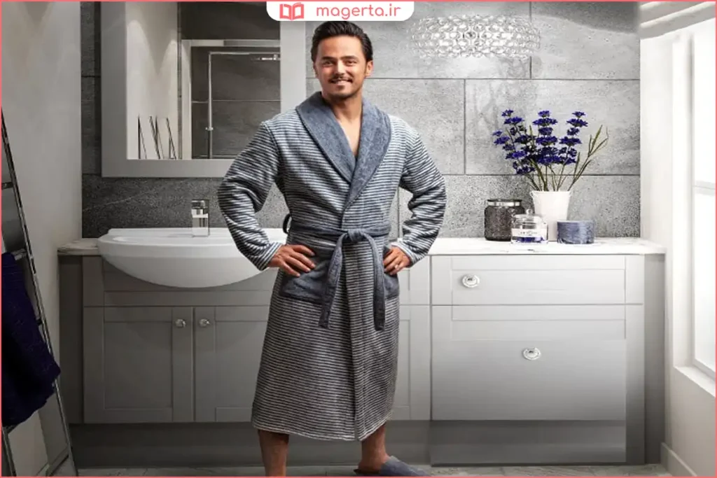 حوله تنپوش طوسی تیره با بافت مخملی روی تخت خواب