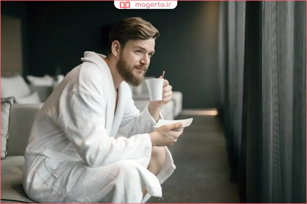 مردی در حال پوشیدن حوله تنپوش سفید پس از استحمام