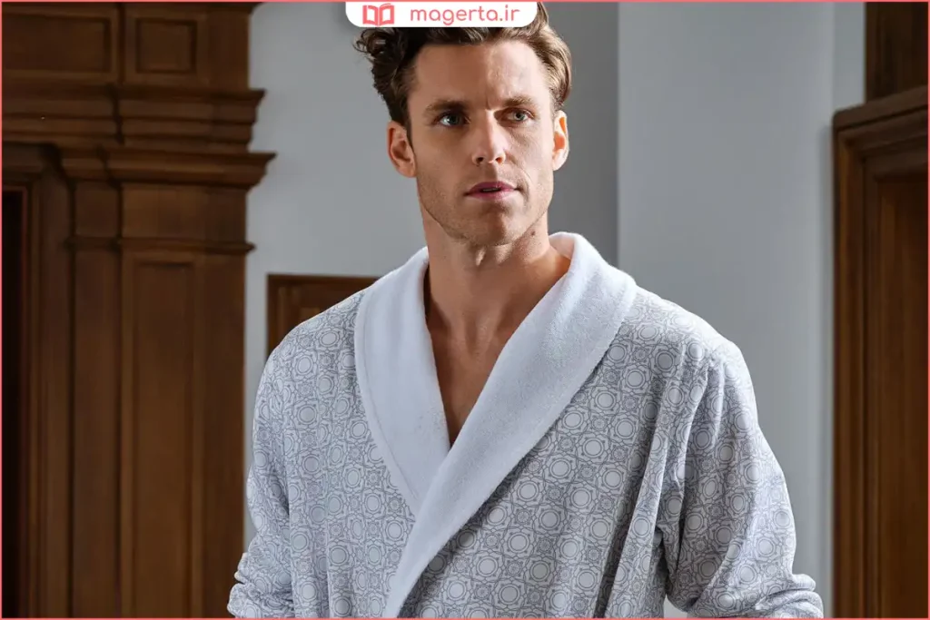 حوله تنپوش زغالی با کمربند پارچهای کنار وان حمام