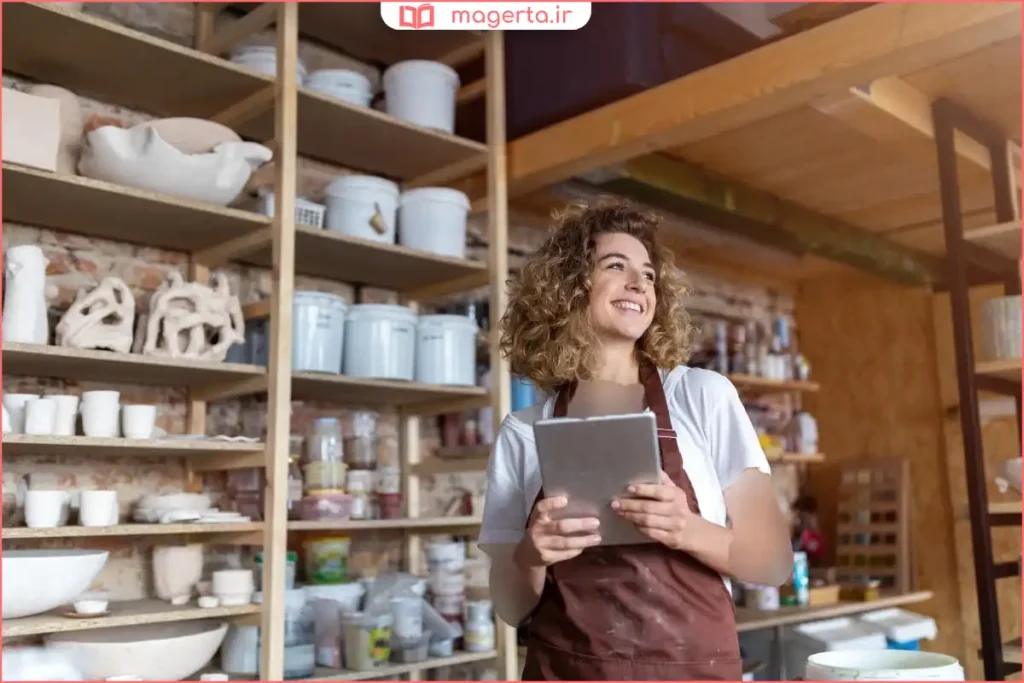 چیدمان منظم و مینیمال داخل یک مغازه کوچک برای جذب مشتری