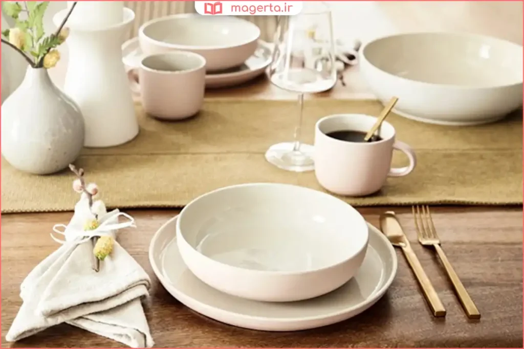 سرویس ظروف غذاخوری سفید ساده چیدهشده روی میز ناهارخوری