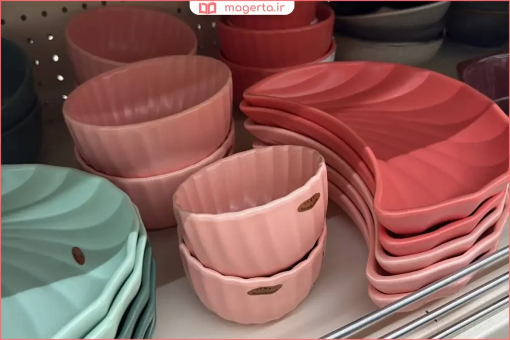 ظروف پلاستیکی رنگ ملایم مرتب‌شده داخل کابینت آشپزخانه

