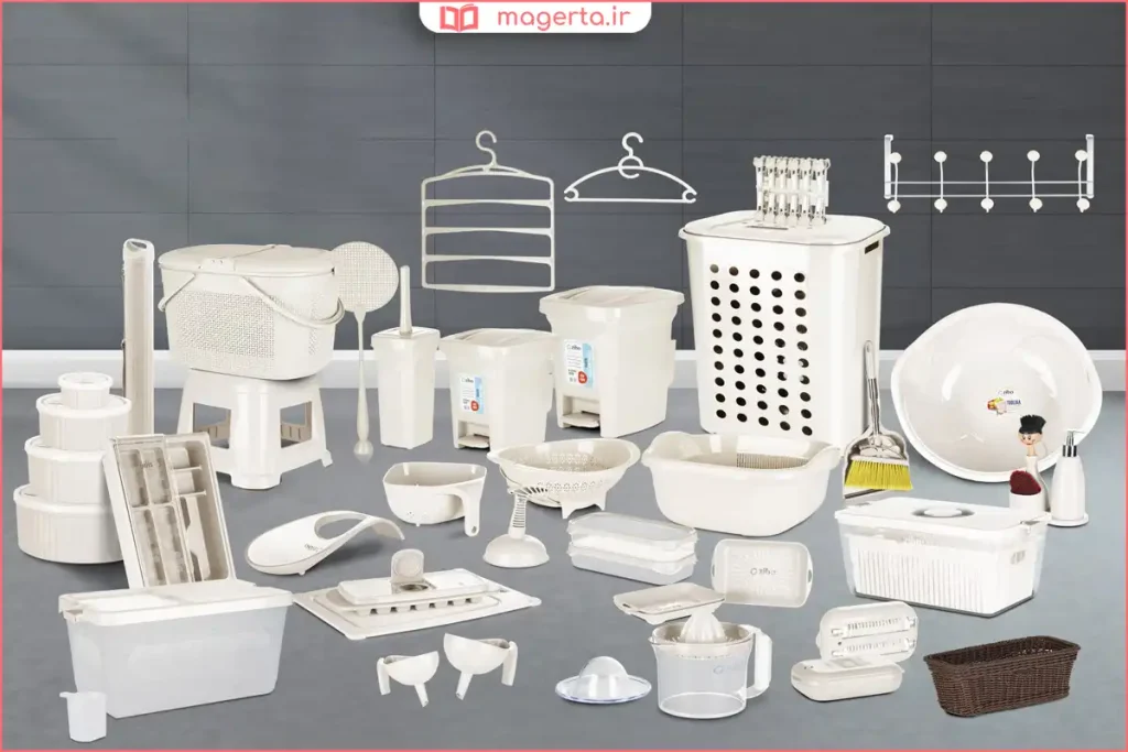 ظروف پلاستیکی رنگ روشن چیده‌شده روی میز آشپزخانه