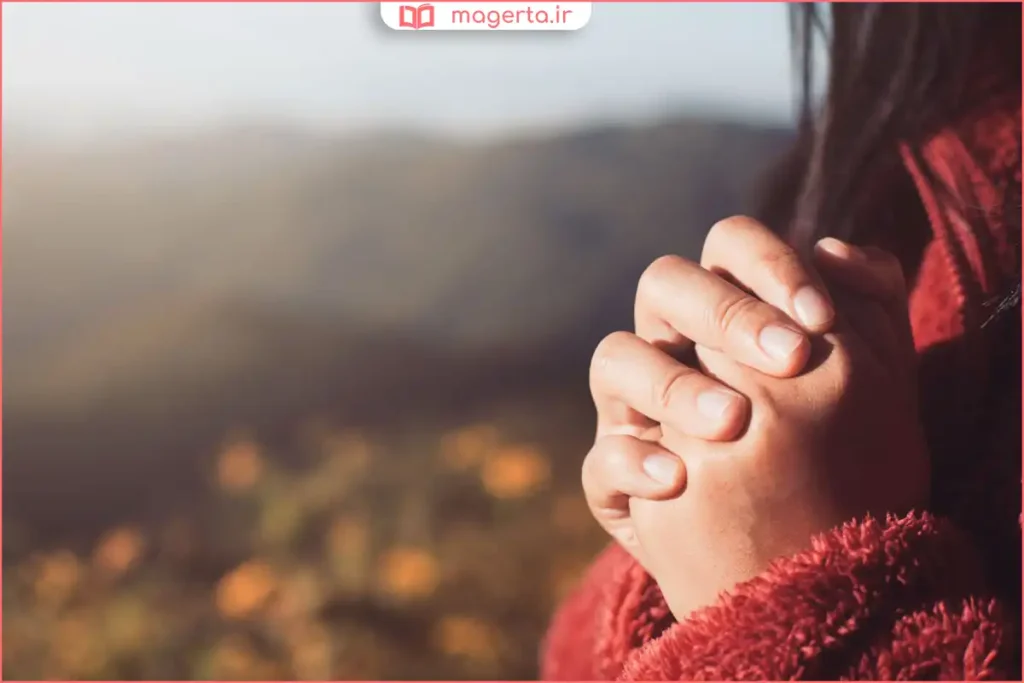 فردی در حال نذر کردن و ادای نیت برای رسیدن به حاجت