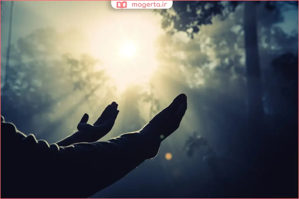 فردی در حال دعا با آرامش و نیت خالص برای عاقبت‌به‌خیری