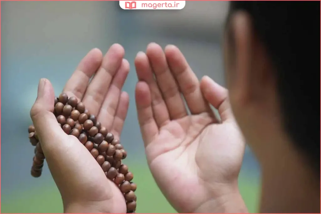 فردی در حال دعا و مناجات با آرامش قلبی