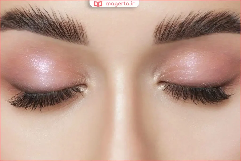 مدل آرایش ابرو طبیعی با رنگ ملایم و تناسب با پوست سفید