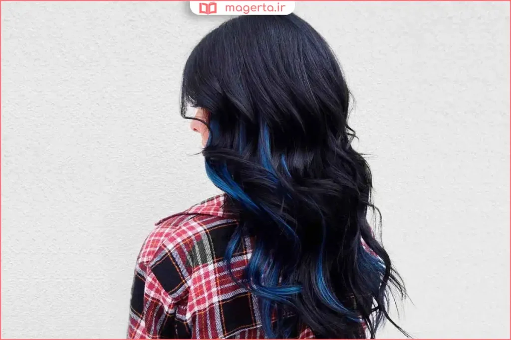 موی مشکی براق با هایلایت آبی روشن برای ایجاد تضاد زیبا