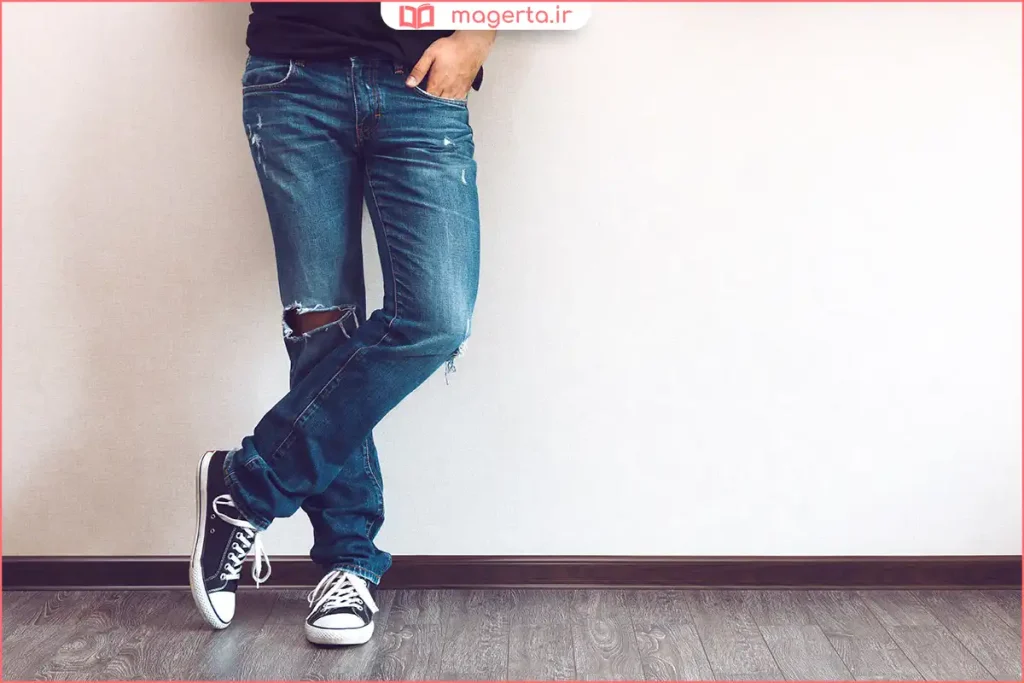 شلوار جین آبی کلاسیک پوشیده‌شده در استایل نیمه‌رسمی

