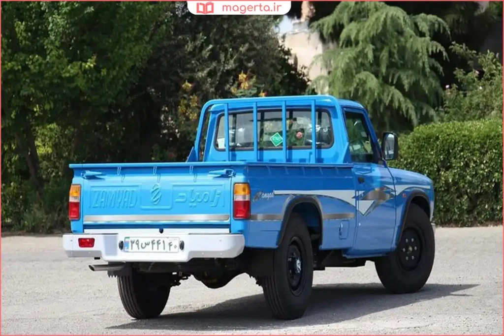 نیسان وانت آبی در حال حمل بار در جاده بینشهری