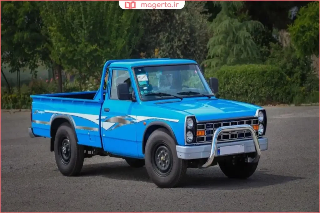 راننده در حال بارگیری منظم وسایل در قسمت عقب نیسان وانت