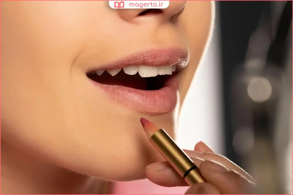 نمای نزدیک از لبهای شیدینگشده با رنگ نود و طبیعی روی پوست سبزه