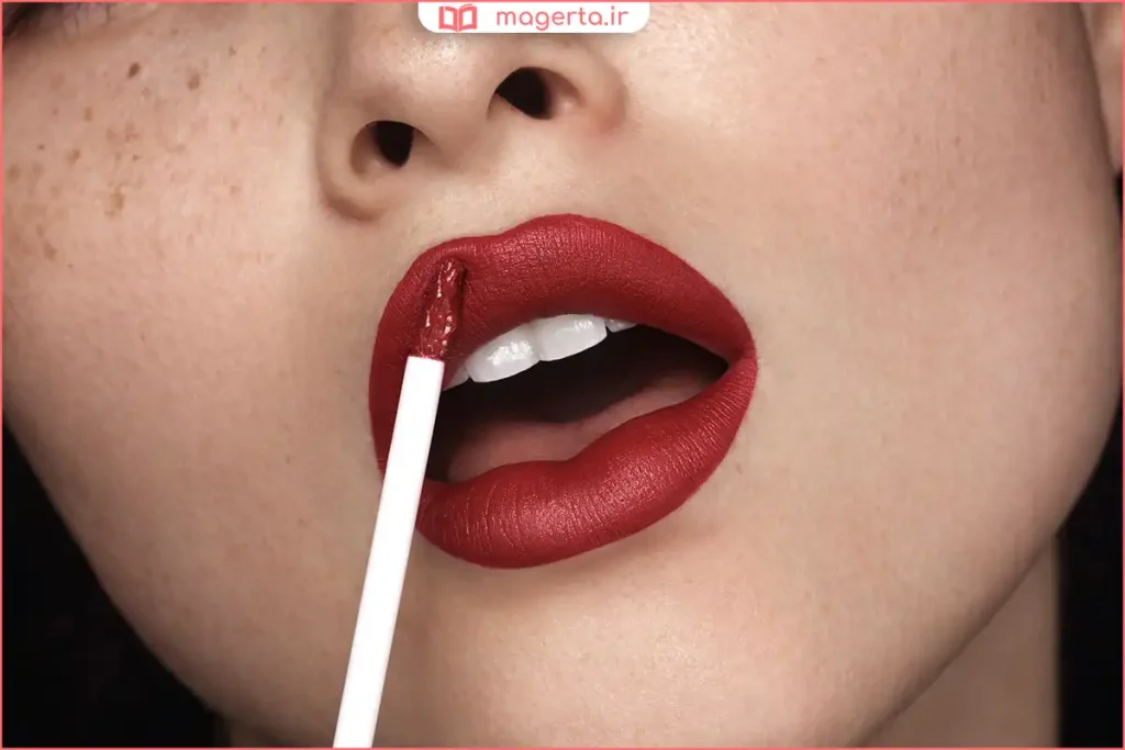 تینت لب رنگ گیلاسی روی لبهای طبیعی با درخشش ملایم